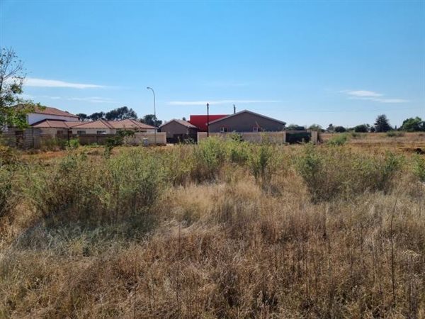 1004 m² Land available in Kookrus