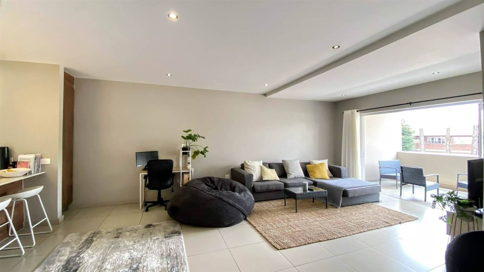 2 Bed Apartment in Craighall Park photo number 7