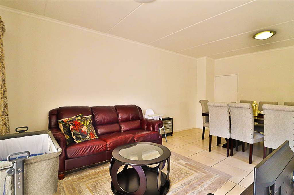 3 Bed Apartment in Olivedale photo number 2