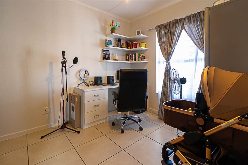3 Bed Apartment in Olivedale photo number 16
