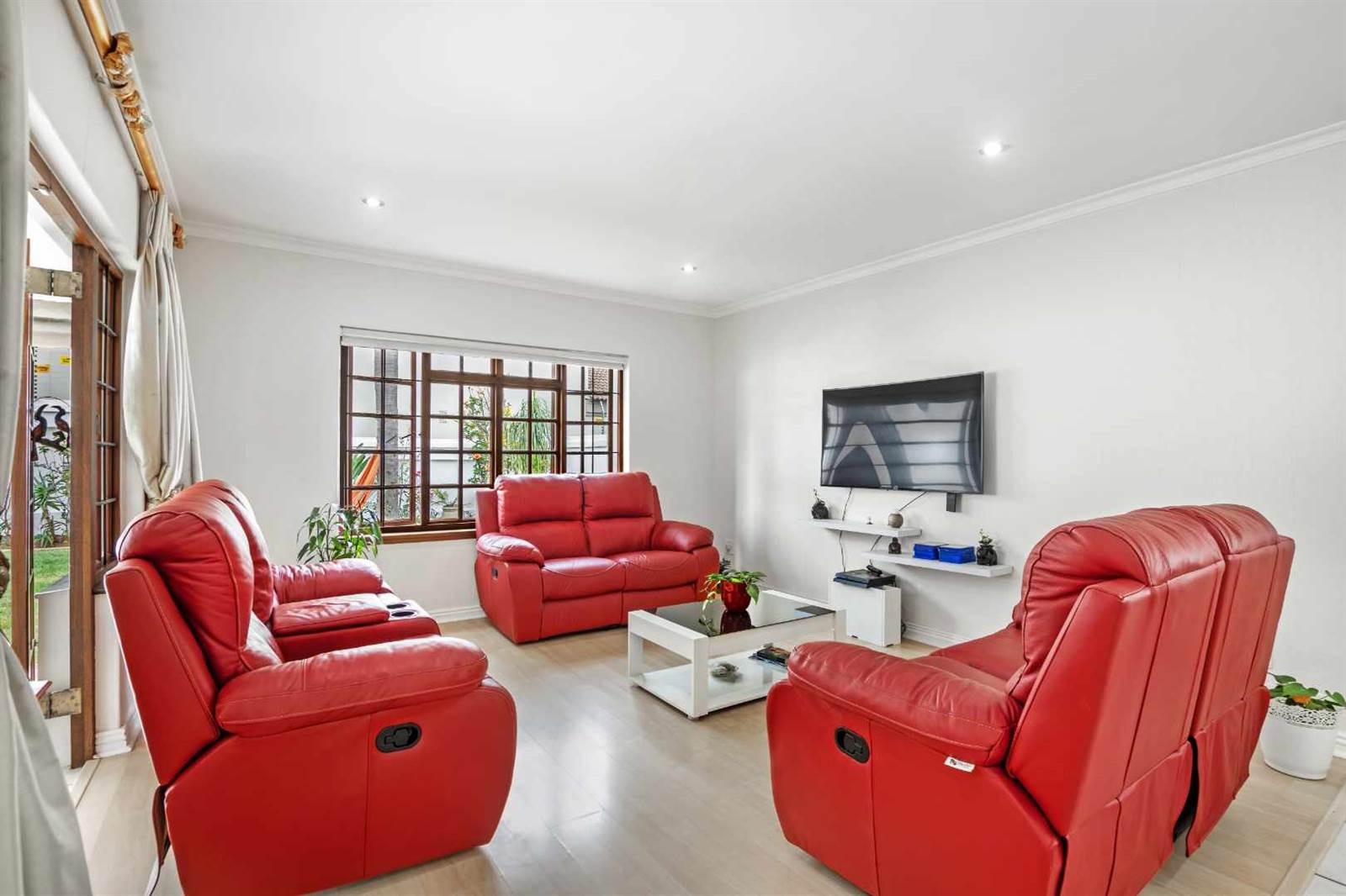 3 Bed House in Lonehill photo number 4