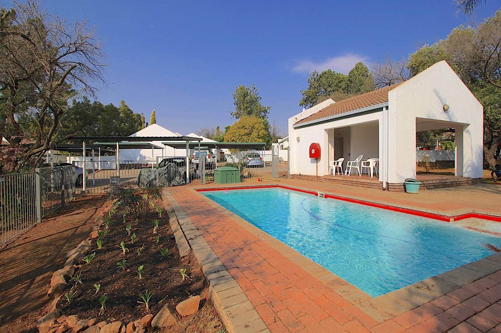 2 Bed Townhouse in Lonehill photo number 12