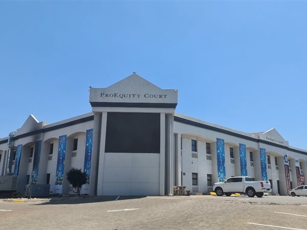 144  m² Commercial space in Hatfield