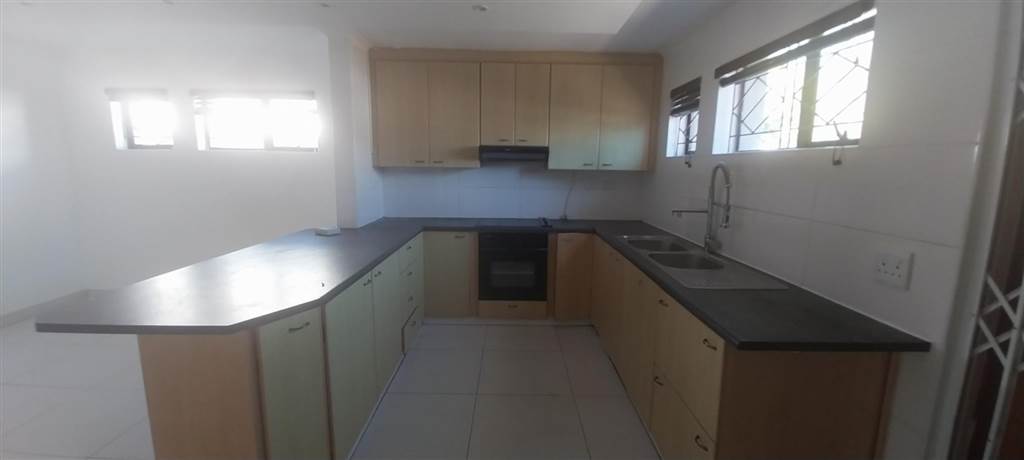 3 Bed House in Tableview photo number 4