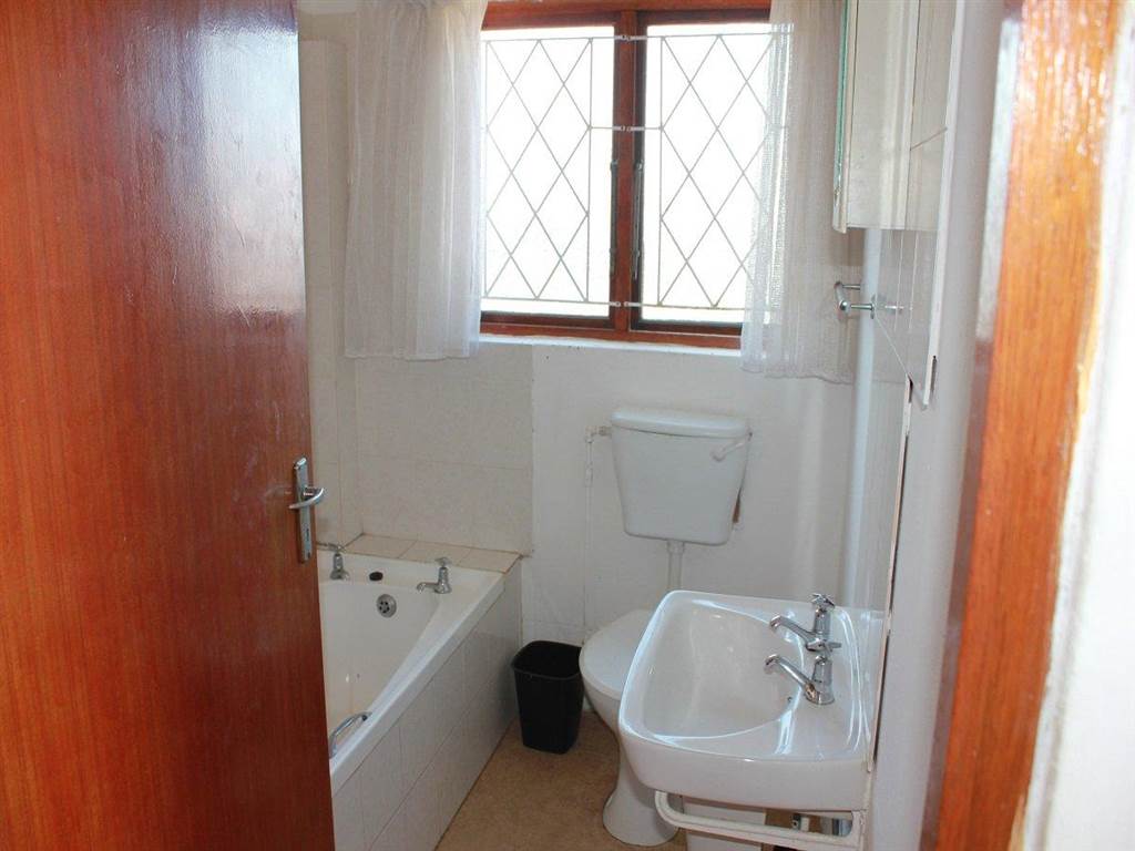 2 Bed Townhouse in Widenham photo number 10