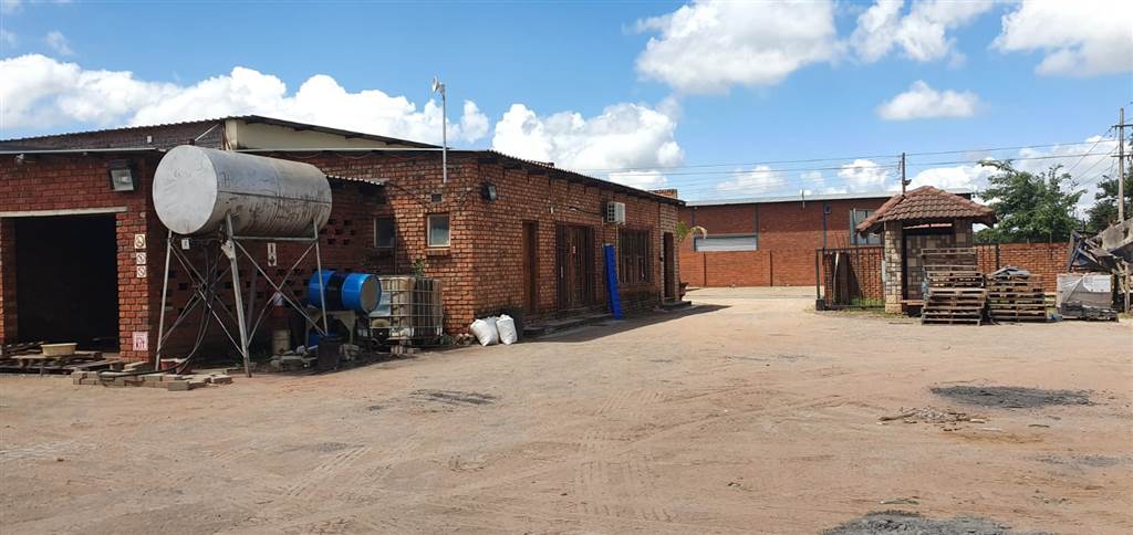 1200  m² Industrial space in Louis Trichardt photo number 1
