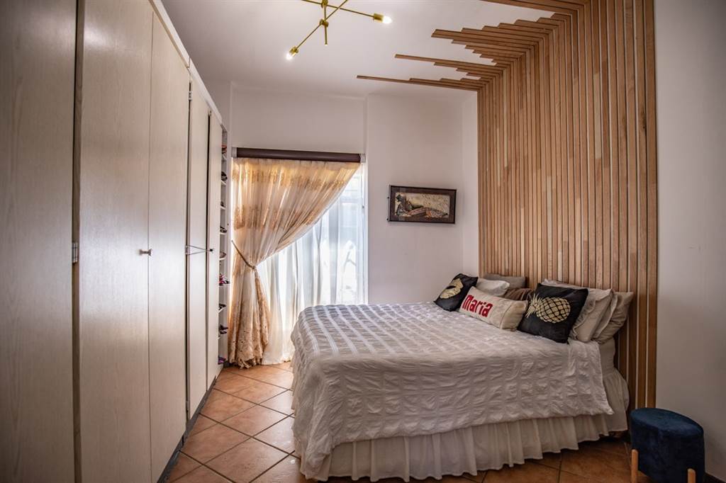 2 Bed Apartment in Mooikloof Ridge photo number 18