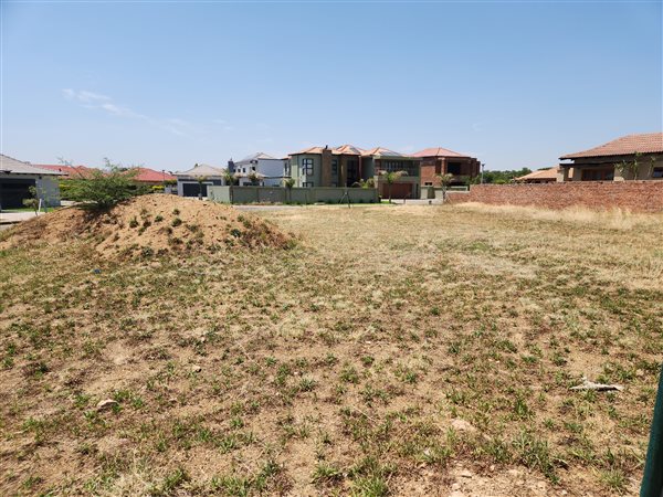 922 m² Land