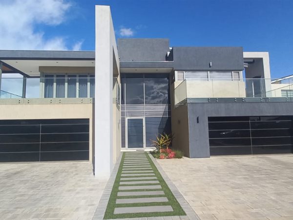 6 Bed House in Swallow Hills Lifestyle Estate