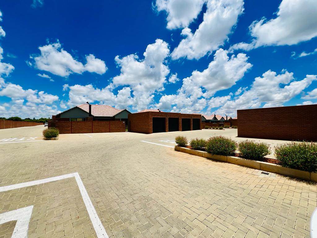 3 Bed Townhouse in Spitskop photo number 5
