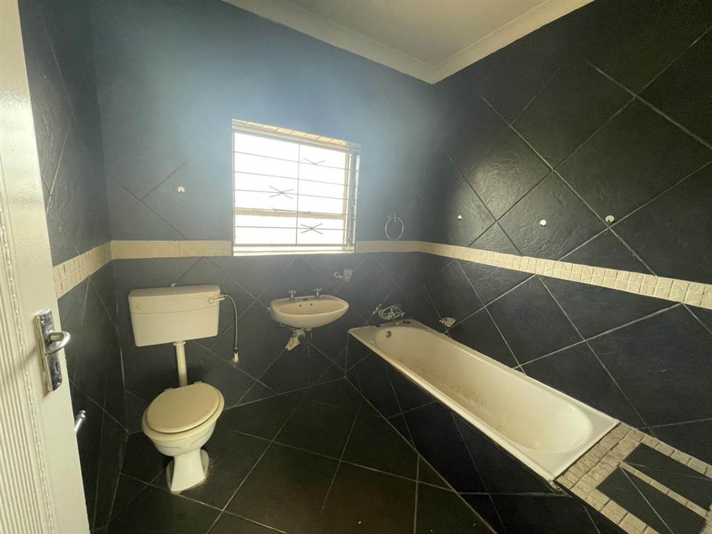 2 Bed Apartment in Brakpan Central photo number 14