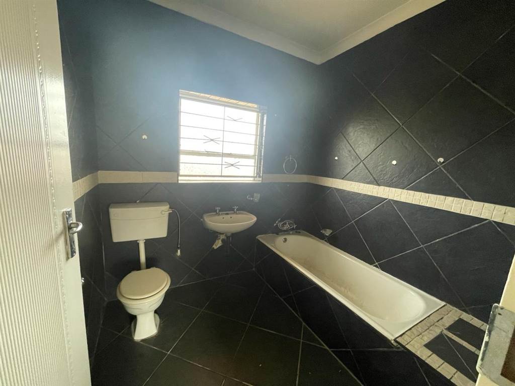 2 Bed Apartment in Brakpan Central photo number 13