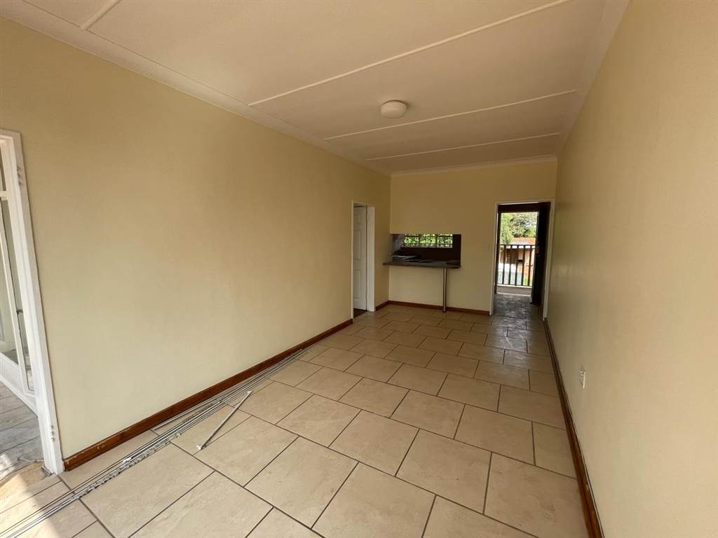 2 Bed Apartment in Brakpan Central photo number 5