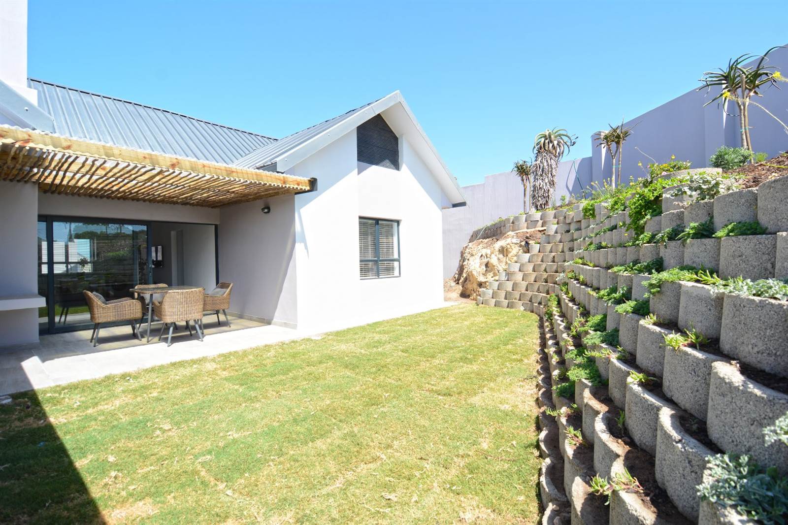 2 Bed Apartment in Stilbaai photo number 17