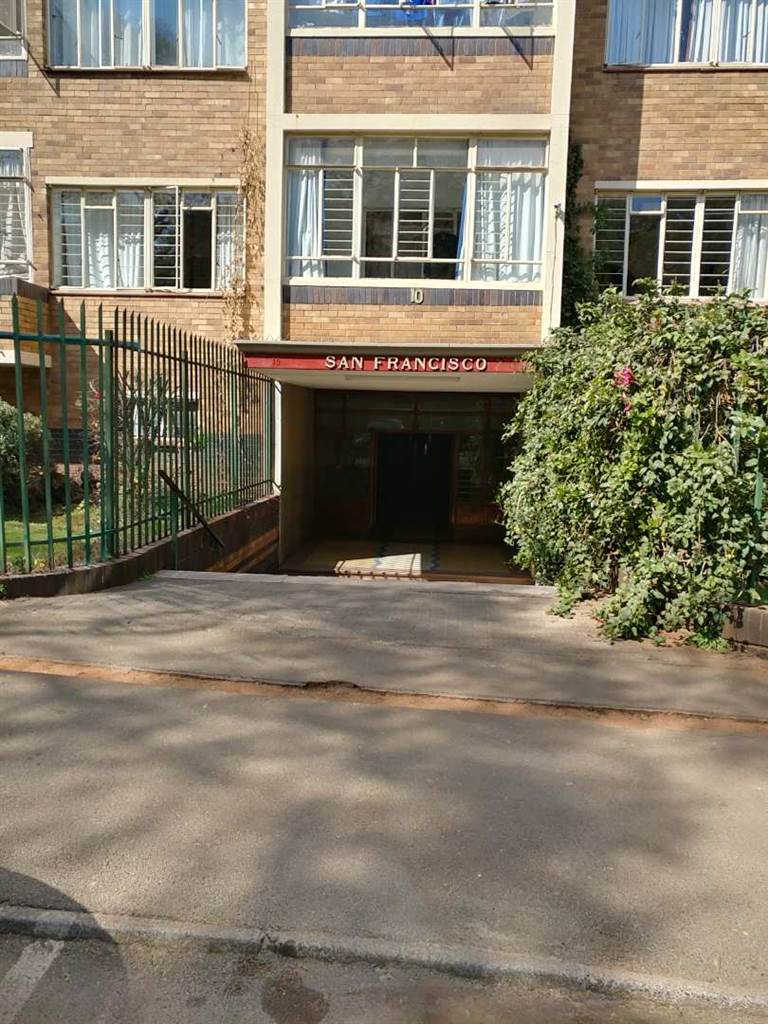 3 Bed Apartment in Parktown photo number 1