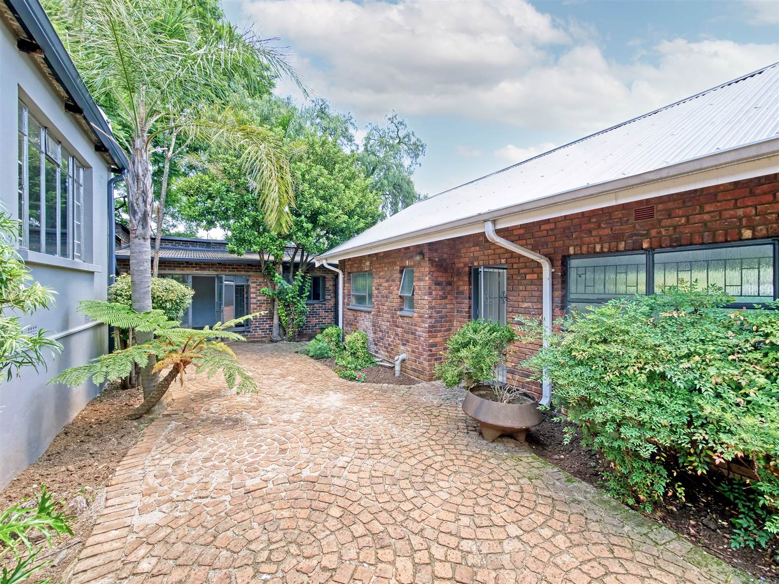 4 Bed House in Parktown photo number 16
