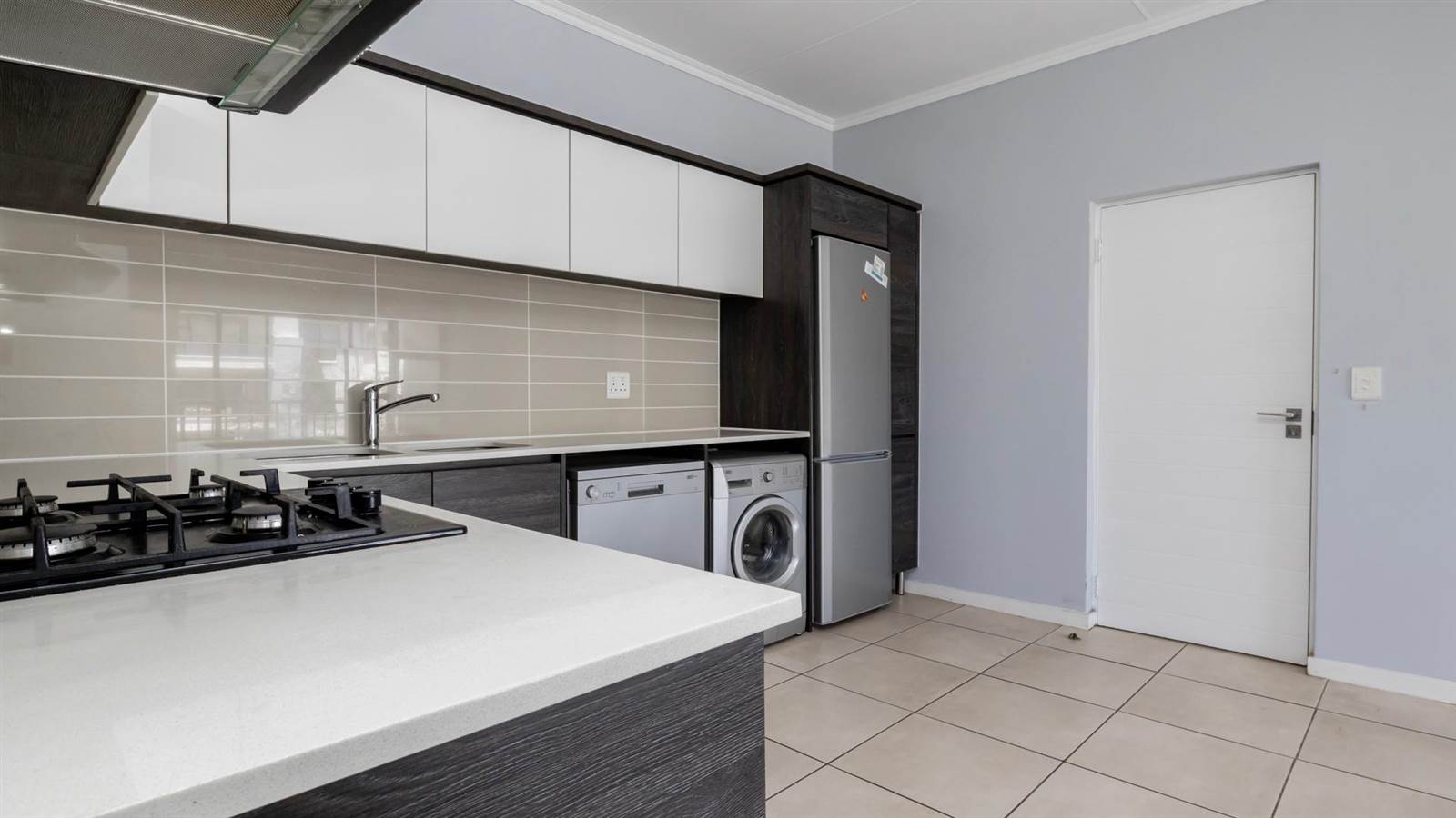 1 Bed Apartment in Greenstone Hill photo number 5