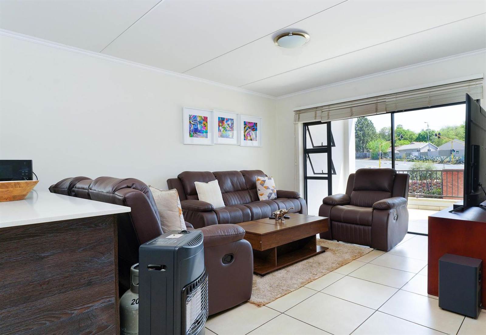 2 Bed Apartment in Olivedale photo number 4