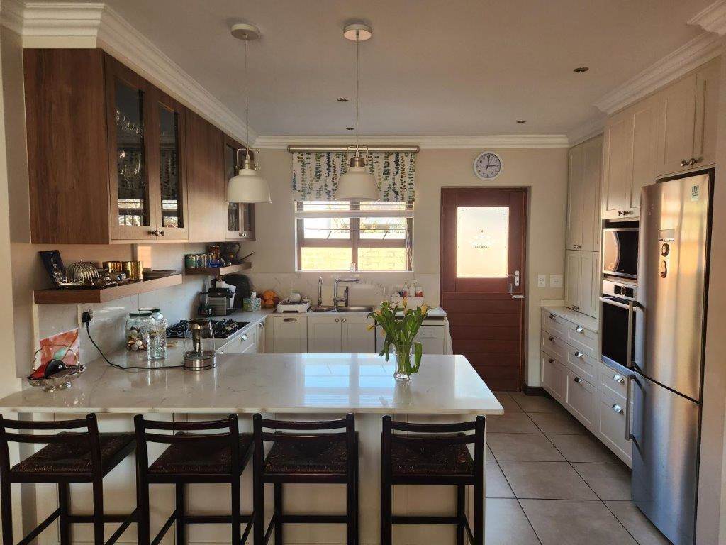 3 Bed Simplex in Douglasdale photo number 9