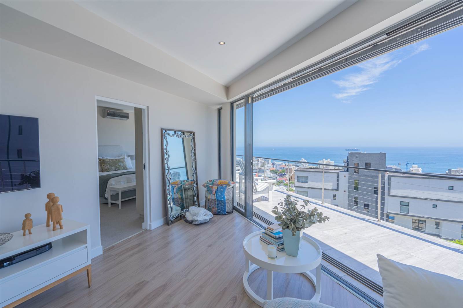 2 Bed Apartment in Sea Point photo number 3
