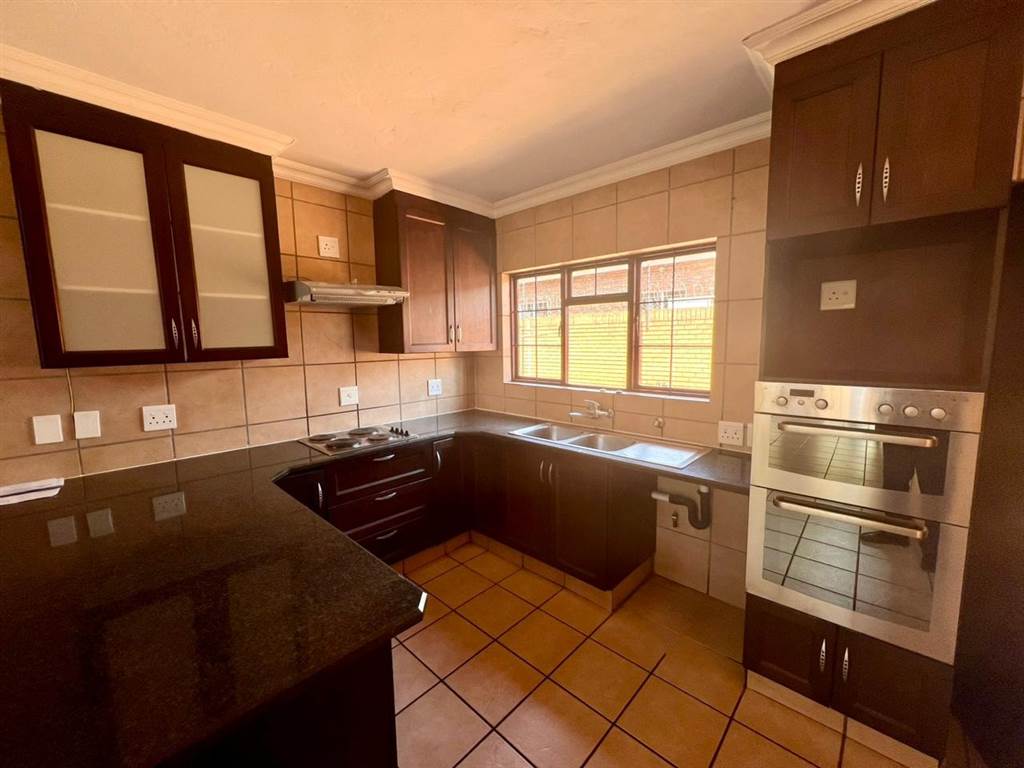 3 Bed Townhouse in Middelburg Central photo number 4