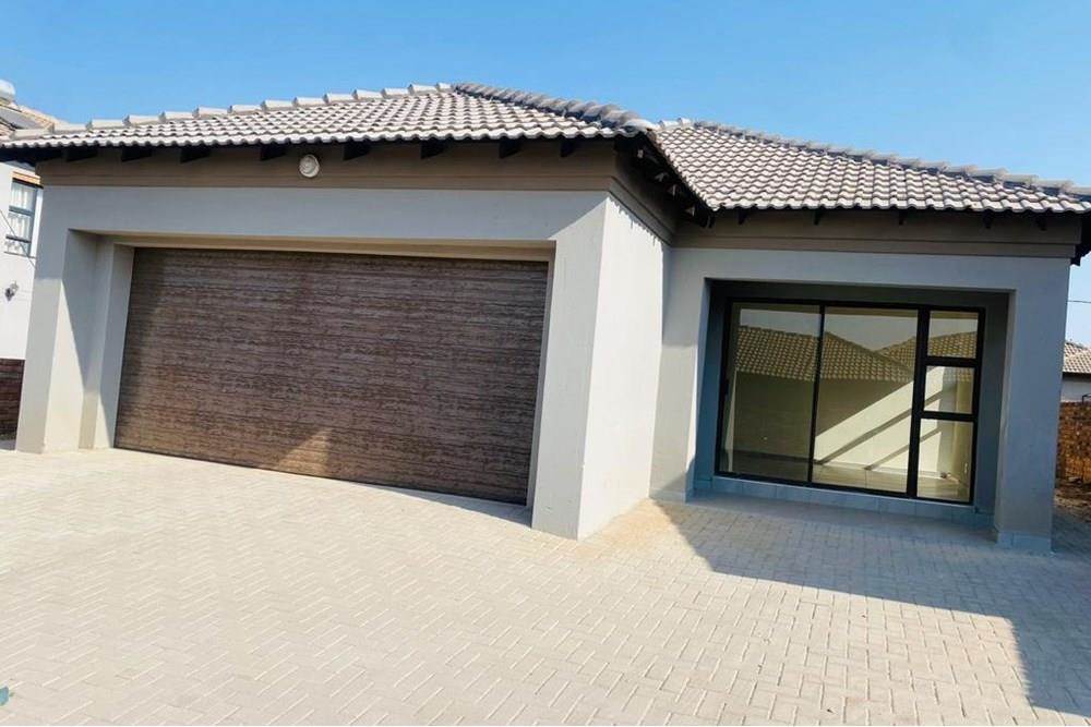3 Bed House in Olifantsfontein photo number 2