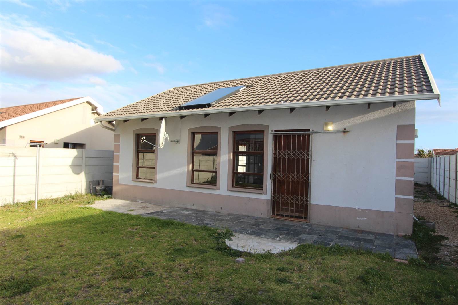 3 Bed Townhouse in Parsons Vlei photo number 2