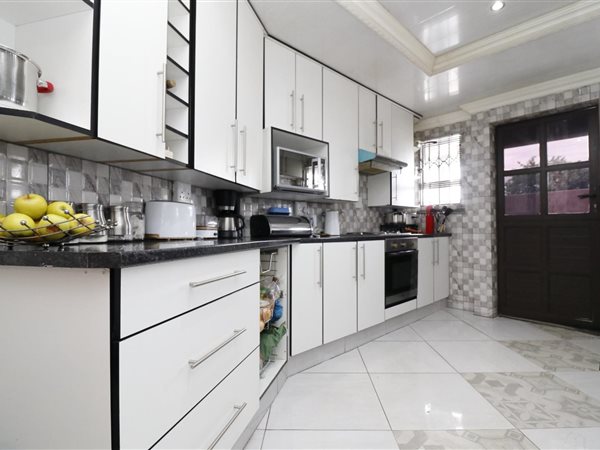 4 Bedroom House 4 Bedroom House