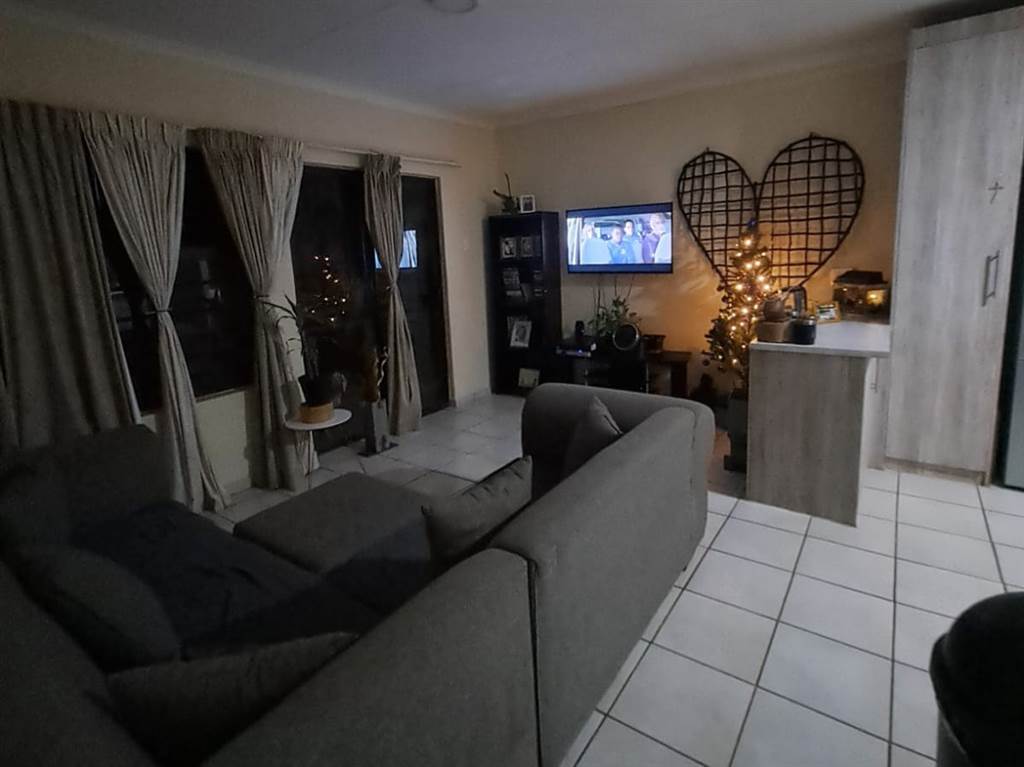 3 Bed Townhouse in Quaggafontein photo number 2