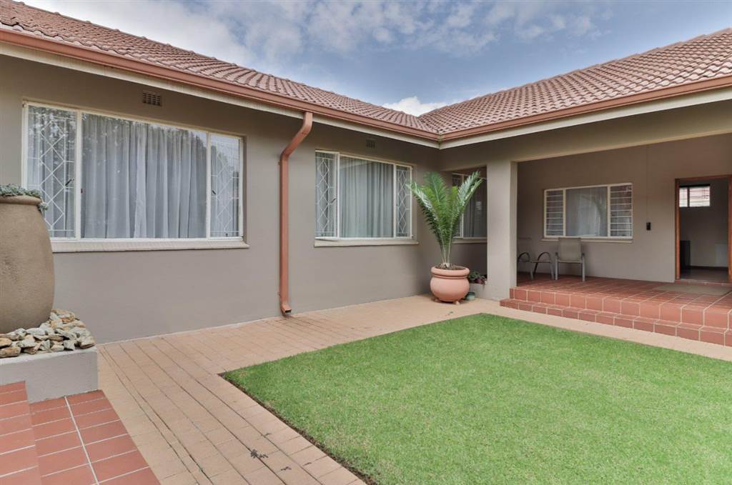 3 Bed House in Glenanda photo number 3