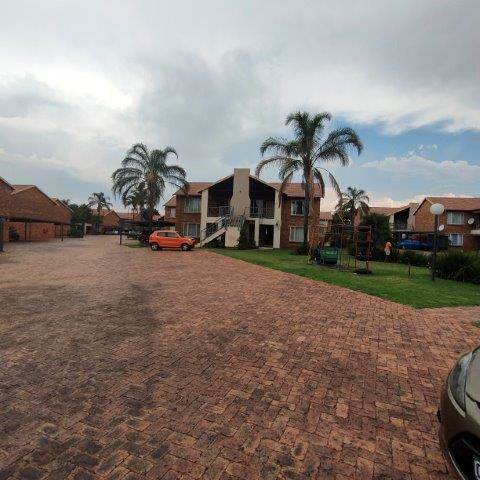 2 Bed Apartment in Highveld photo number 15