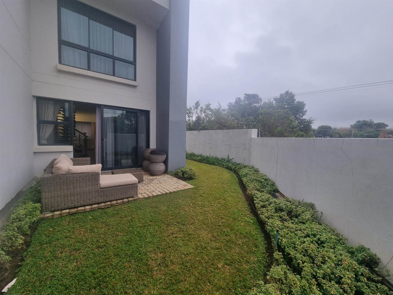 2 Bed Apartment in Menlyn photo number 2