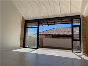 2 Bed House in Hazeldean (Silverlakes Surroundings)