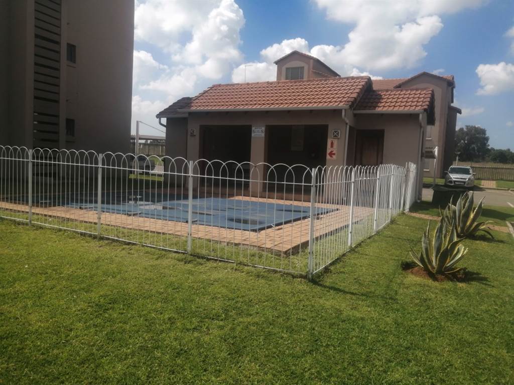 2 Bed Apartment in Benoni Central photo number 14