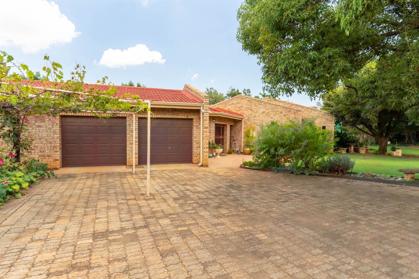 4 Bed House in Hartbeesfontein photo number 2