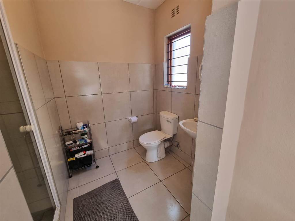 2 Bed Townhouse in Fourways photo number 21