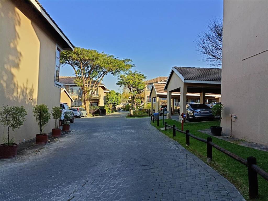 2 Bed Townhouse in Fourways photo number 30