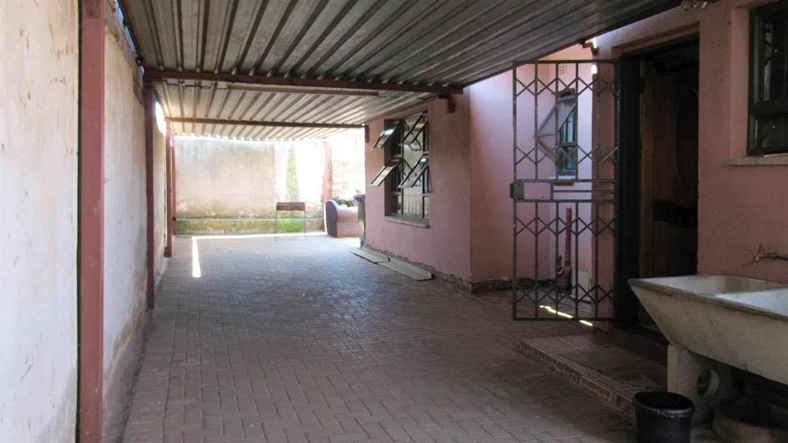 2 Bed House in Mohlakeng photo number 14