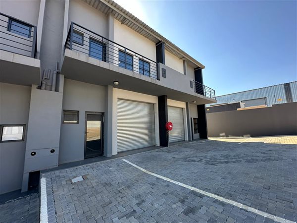82  m² Industrial space in Clayville