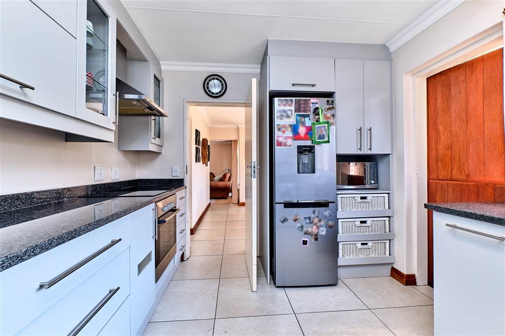 3 Bed Simplex in Douglasdale photo number 7