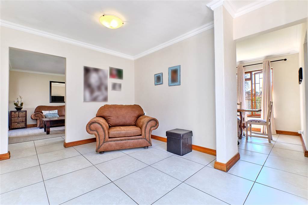 3 Bed Simplex in Douglasdale photo number 8