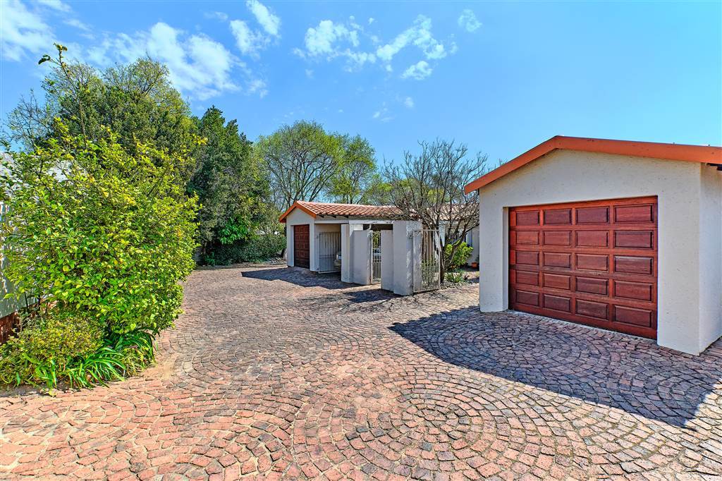 3 Bed Simplex in Douglasdale photo number 24