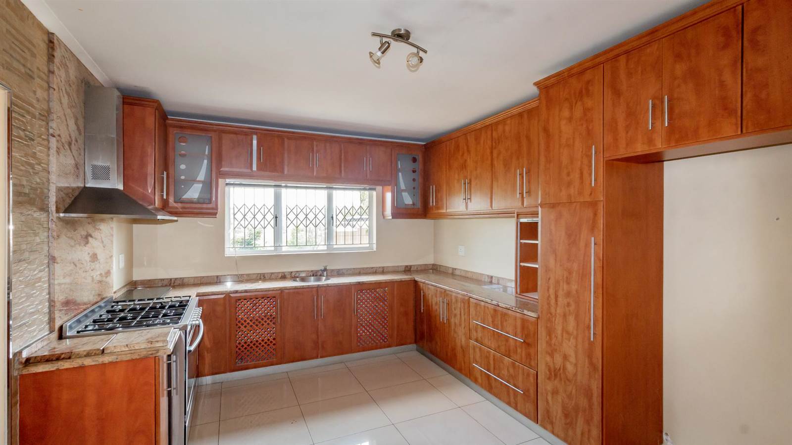 4 Bed House in Mt Edgecombe photo number 6