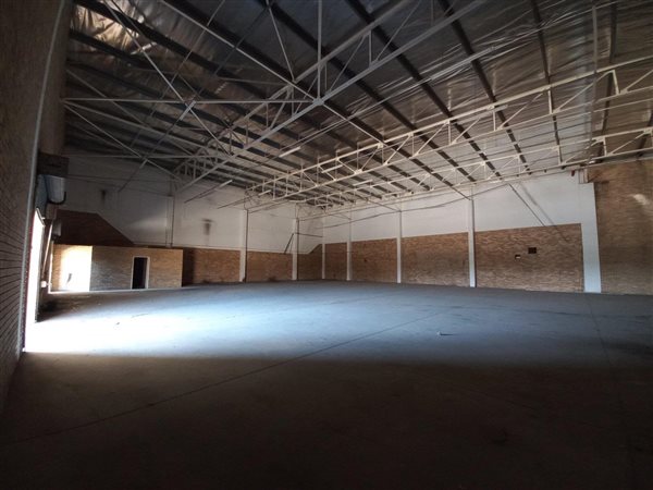 733  m² Industrial space