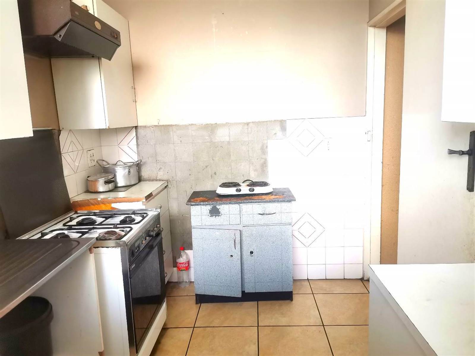 2 Bed Apartment in Hillbrow photo number 7