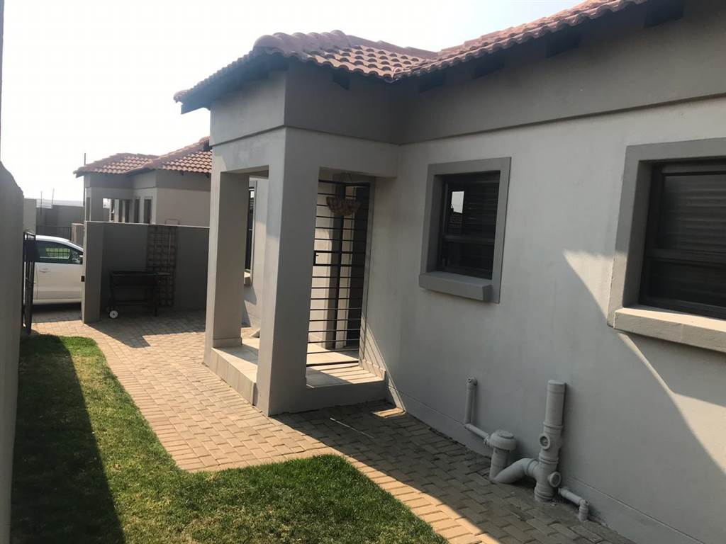 3 Bed Townhouse in Trichardt photo number 10