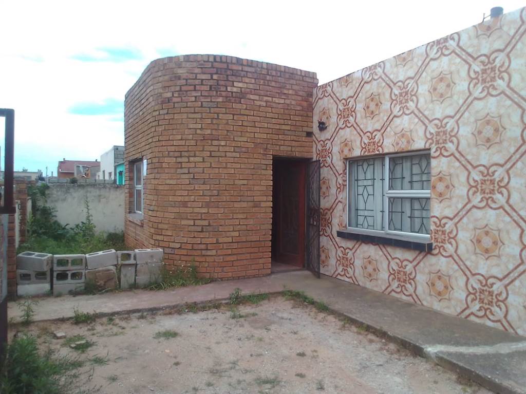 3 Bed House in Kwazakhele photo number 2