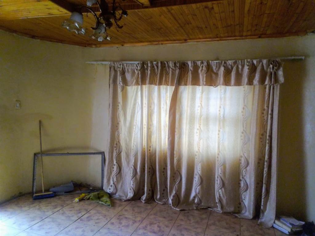 3 Bed House in Kwazakhele photo number 3