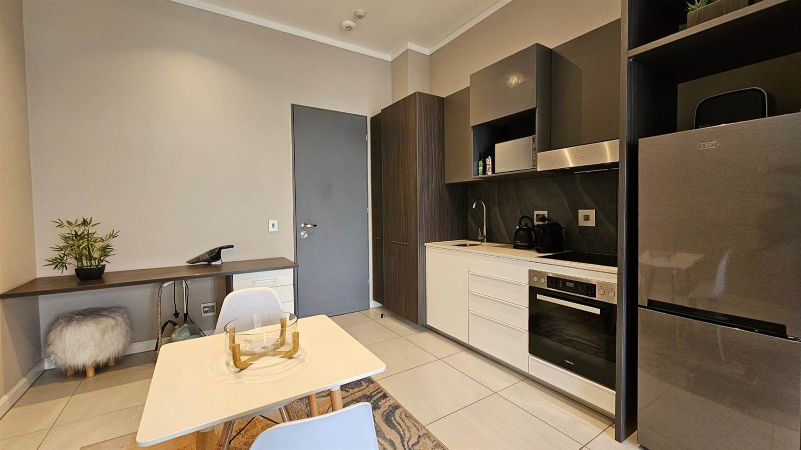 1 Bed Apartment in Menlyn photo number 3