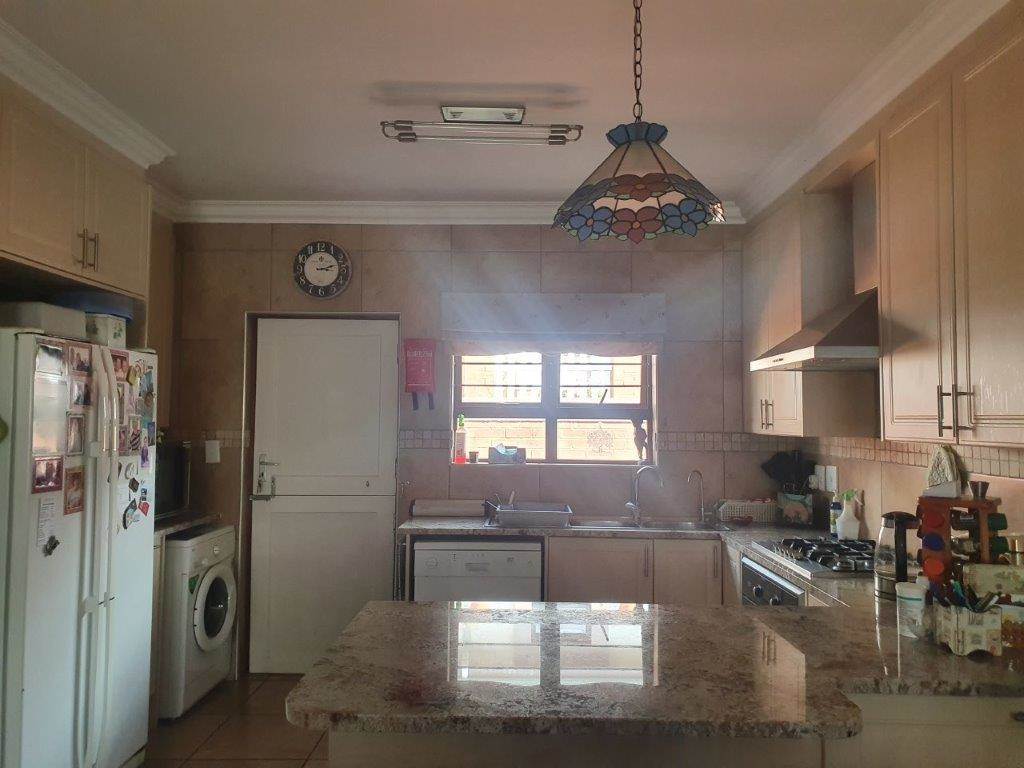 3 Bed Simplex in Douglasdale photo number 5